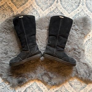 Bearpaw Boots Womens Size 8
Black Suede Sheepskin Lining
Winter Casual Snow